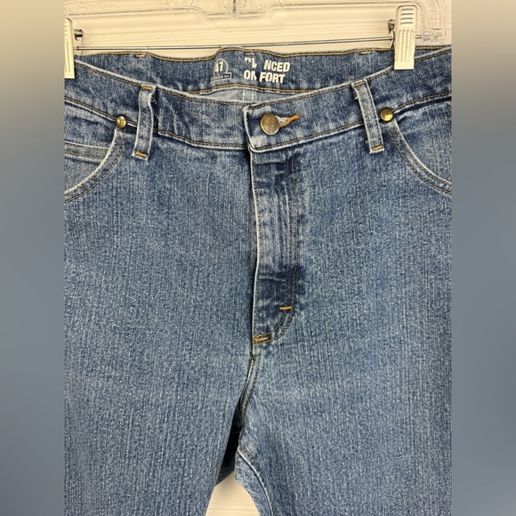 Wrangler men’s Advanced Comfort medium wash denim jeans, size 35X32 - Picture 7 of 8